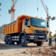 Camion polybenne moderne chargé de débris de construction sur un chantier