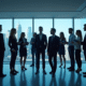 Groupe de professionnels dans un bureau futuriste avec vues sur la ville