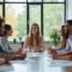 Groupe d'employes divers en reunion de bureau
