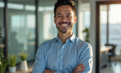 Professionnel souriant dans un bureau moderne en lumière naturelle